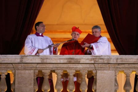 El cardenal francés Jean-Louis Tauran anuncia el nombramiento del Papa Francisco desde el Vaticano.