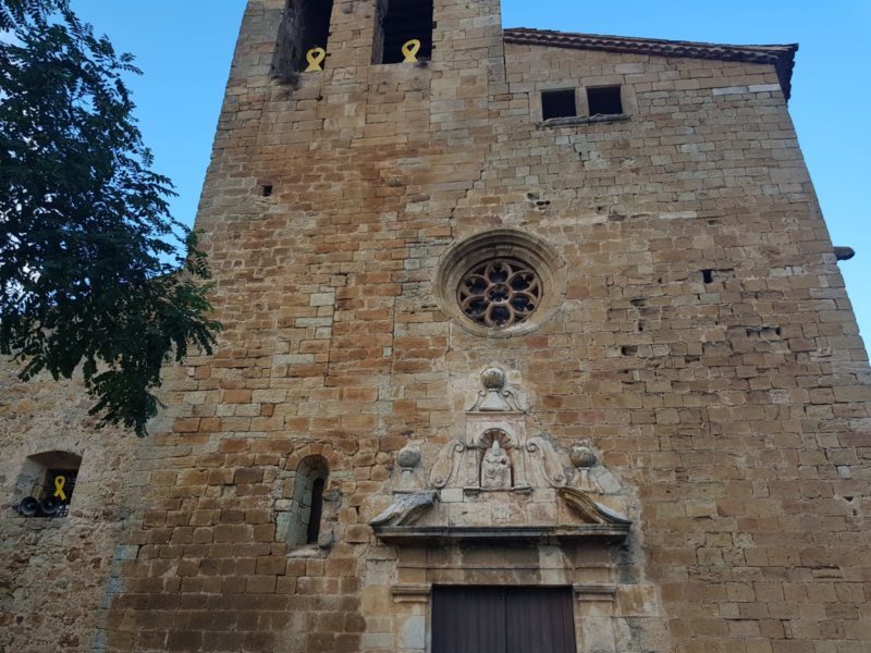 El párroco de Pals, llena la fachada de lacitos independentistas por orden de los ‘CDR’