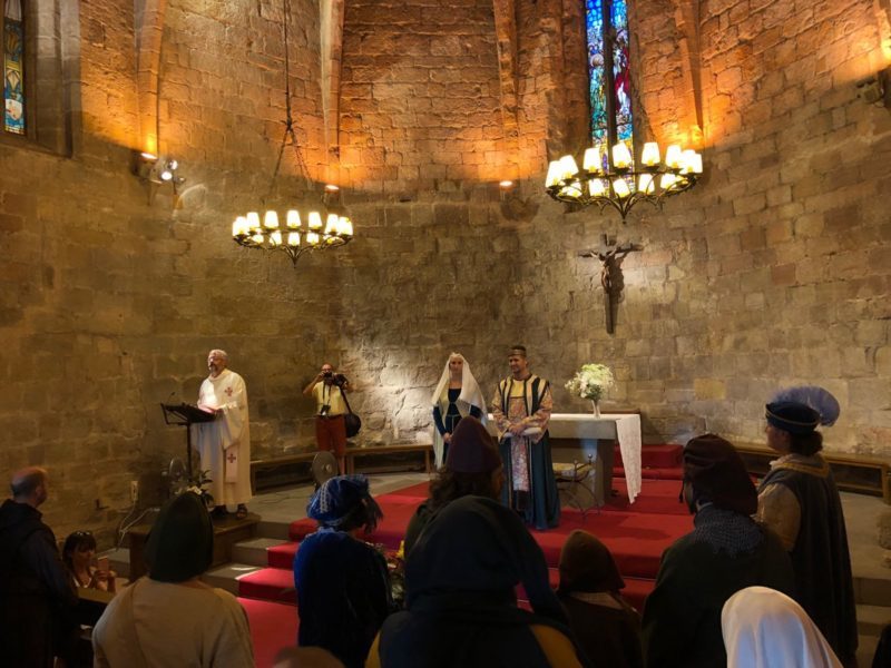 La penúltima del párroco de Pals: Convierte la iglesia en un circo satírico