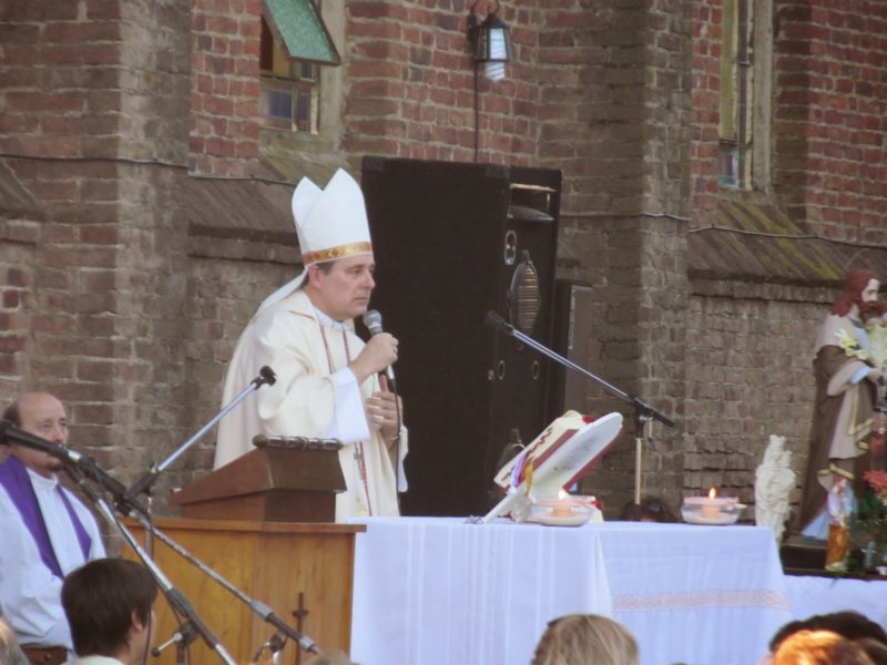 Un obispo déspota prohíbe a sus fieles comulgar de rodillas