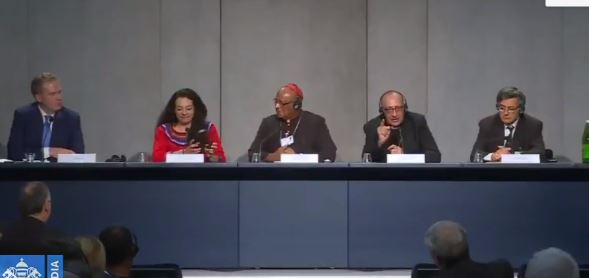 Omella cree que el Papa nos lleva hacia «nuevos tipos de familia»