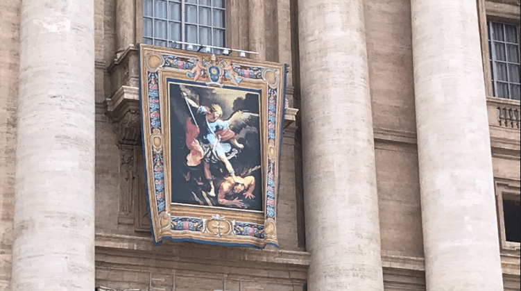 San Miguel preside la Plaza de San Pedro en el Vaticano
