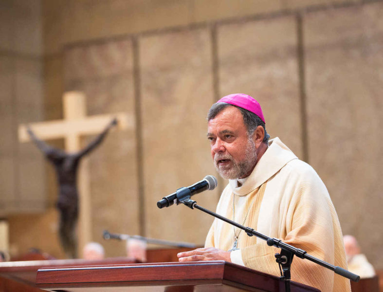 El arzobispo de Los Ángeles explicó la renuncia de su obispo auxiliar