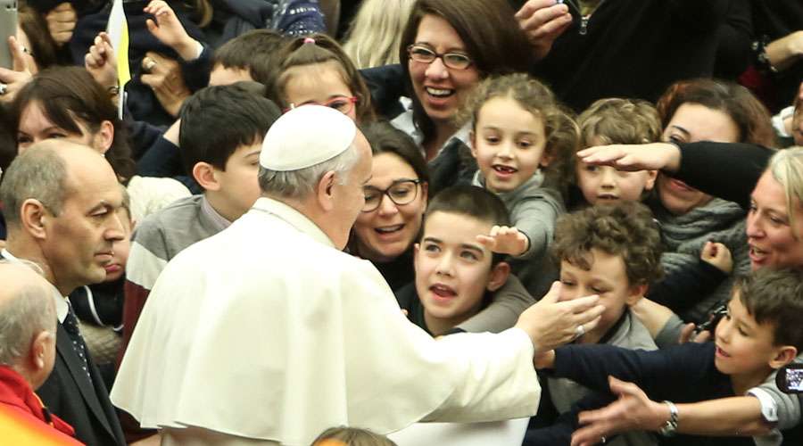 El Papa Francisco rodeado de niños.