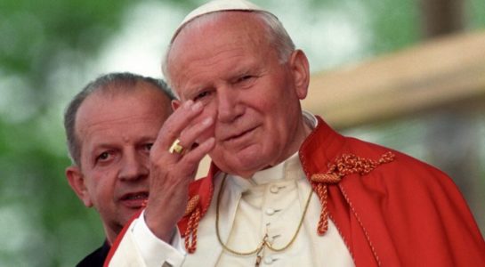 Cardenal Dziwisz: «No hubo filtros ni bloqueo de las informaciones que debían llegar al Papa»