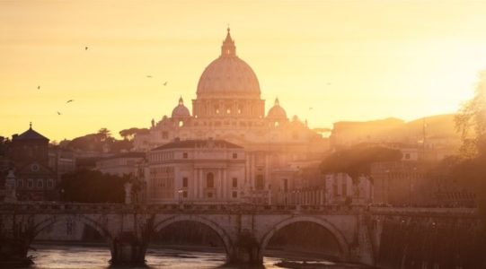 Cuatro de cada cinco sacerdotes vaticanos es gay, afirma el libro de Martel