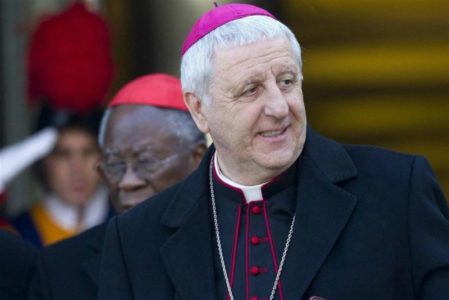 Versaldi tilda de «inútil» la carta de Burke y Brandmüller