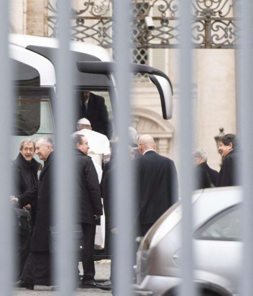 ¿Qué pinta Zanchetta, apartado por abusos sexuales, en el retiro del Papa?