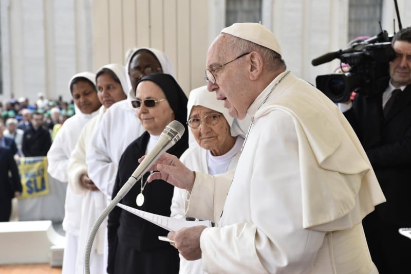Francisco: «Si Dios es nuestro Padre, ¿cómo podemos presentarnos a Él sin tomarnos de la mano?»