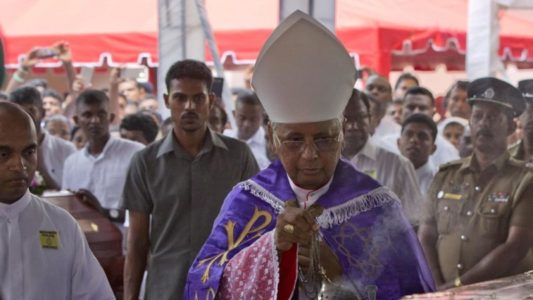 El cardenal Ranjith celebra los funerales de las víctimas de los atentados