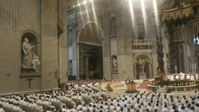 El Papa en la Misa Crismal: ‘El que aprende a ungir y a bendecir se sana de la mezquindad, del abuso y de la crueldad’