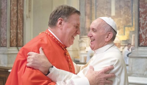 El cardenal Tobin tacha de “muy desafortunadas” las palabras del Catecismo sobre la homosexualidad