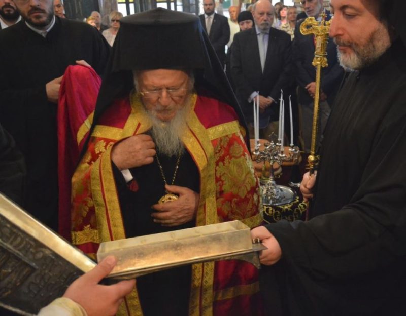 El Patriarca de Constantinopla recibe las reliquias de san Pedro