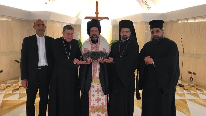 La Delegación patriarcal, el cardenal Koch y monseñor Palmieri mostrando el Relicario