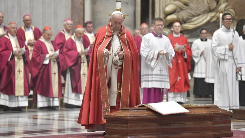 Bertone: “La muerte nos ofrece la oportunidad de conmemorar la vida”