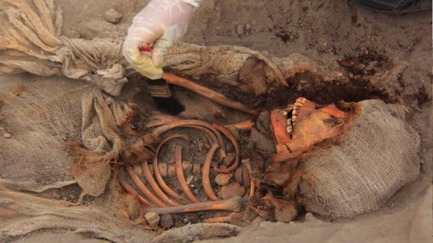 Hallan los restos precolombinos de 227 niños sacrificados en Perú
