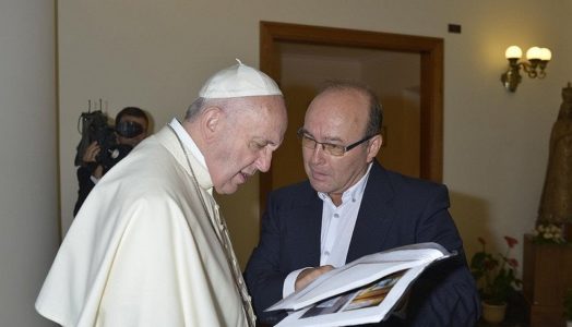 El Papa revisa documentos en un contexto de amenaza de los herejes al Papa