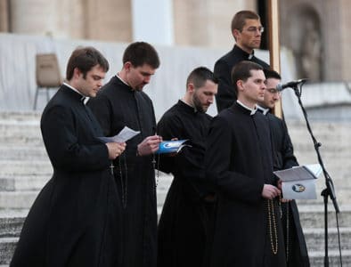 El camino equivocado para suscitar vocaciones al sacerdocio