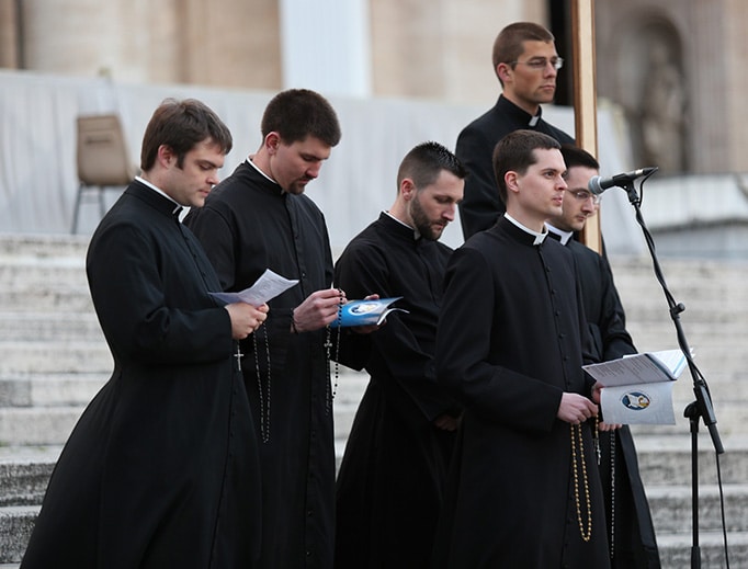 El camino equivocado para suscitar vocaciones al sacerdocio