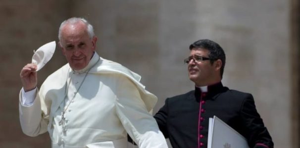 El secretario personal del Papa deja el cargo