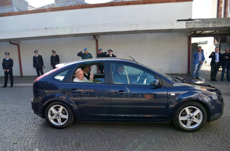 El Papa visita por sorpresa un colegio en Roma para hablar de inmigración