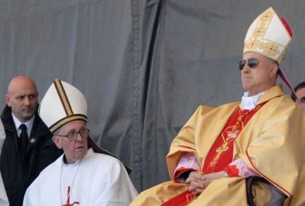 El cardenal Bertone propuso comisariar a los jesuitas bajo el ‘conservador’ Bergoglio