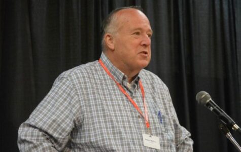Cardenal Robert McElroy durante una intervención pública frente a un micrófono