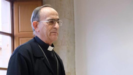 El obispo de Salamanca «evoluciona favorablemente» y sale del hospital