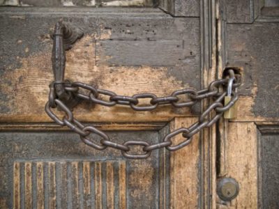 Obispo inglés se replantea su decisión de cerrar las iglesias