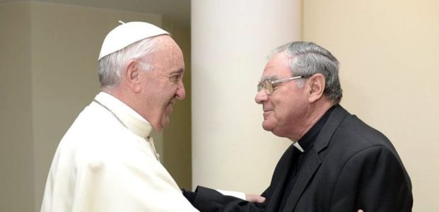 El presidente de los obispos argentinos alaba al Papa en las redes sociales