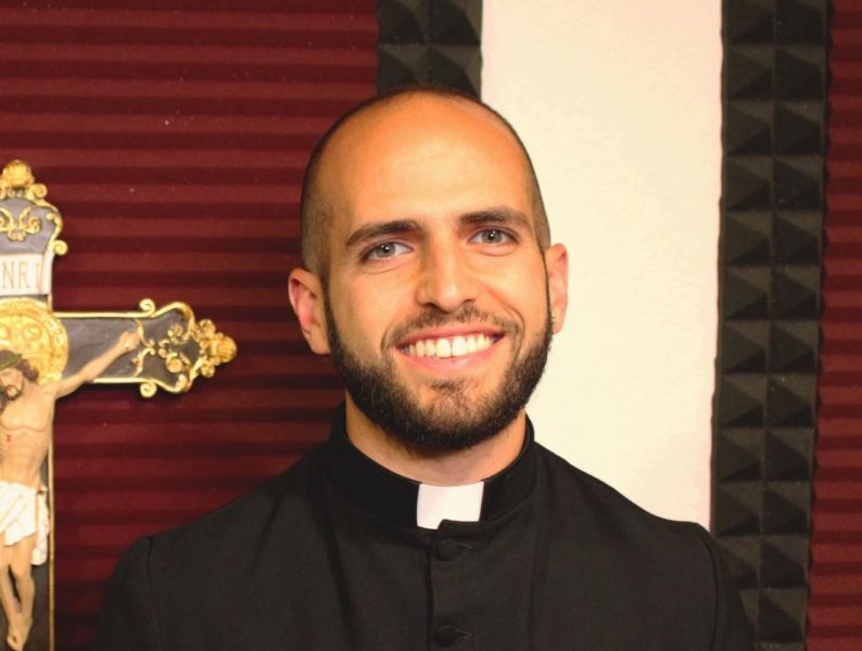 Linchamiento en redes a un sacerdote que criticó el Orgullo Gay