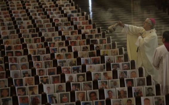 Revisten la catedral de lima con fotografías de muertos por coronavirus