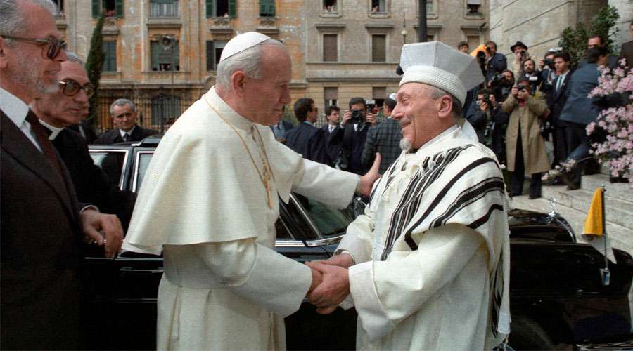 Juan Pablo II durante su visita a la sinagoga de Roma en 1986