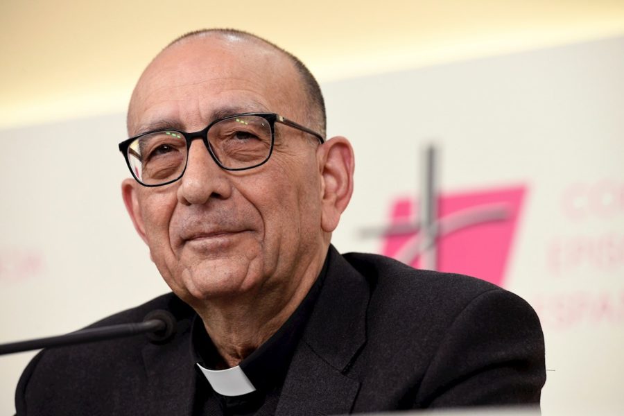 El cardenal Omella se une a Vox en su defensa del «cheque escolar»