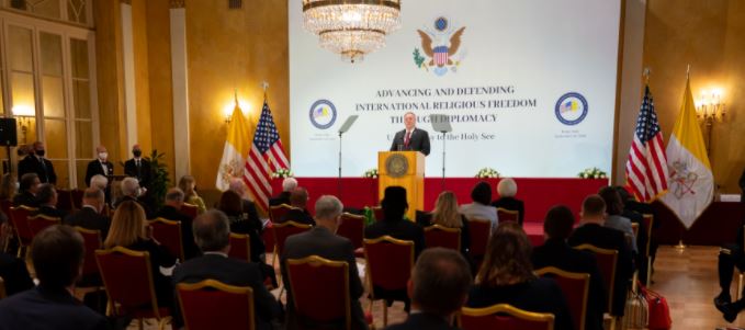 Pompeo critica la falta de libertad religiosa en China en presencia del cardenal Parolin