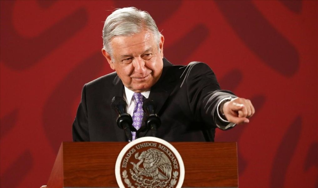 López Obrador permite manifestaciones feministas mientras siguen las restricciones de culto