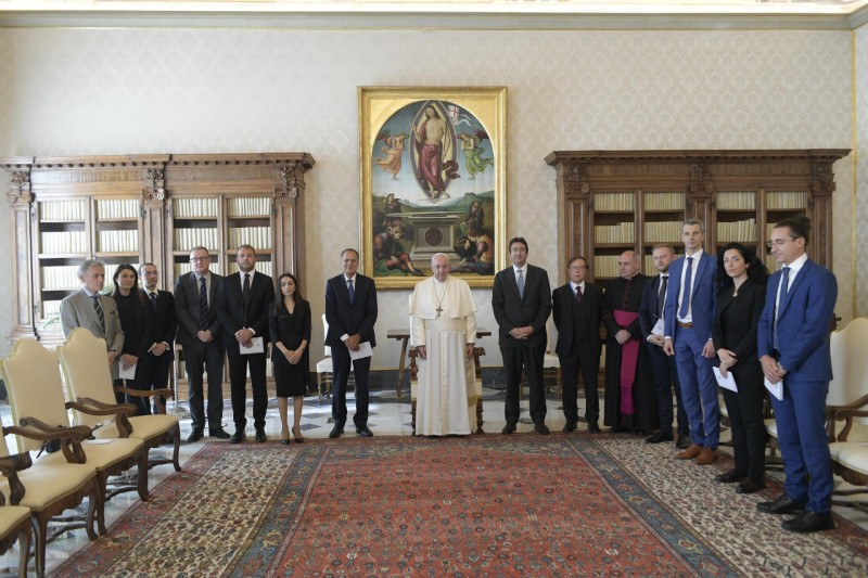 Francisco agradece a Moneyval que impida a “los mercaderes especular en el templo de la humanidad”