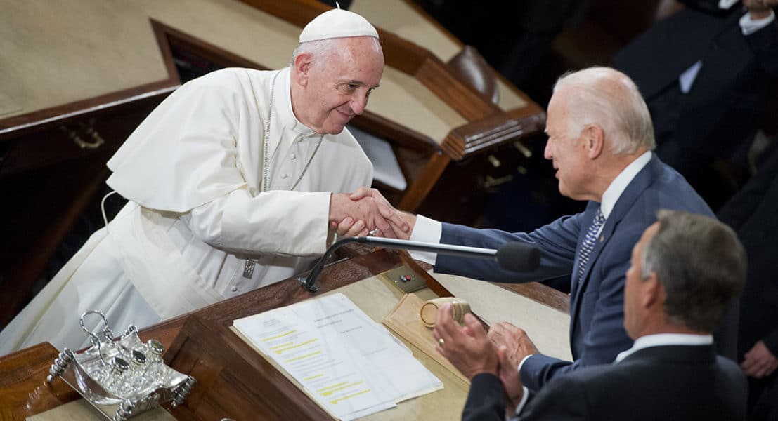 Francisco felicita a Biden