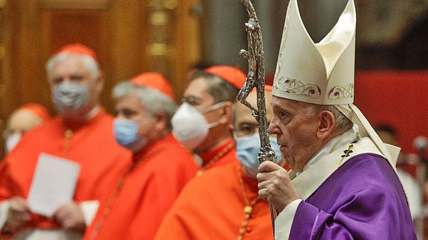 El Papa baja el sueldo a los cardenales y funcionarios de la Curia