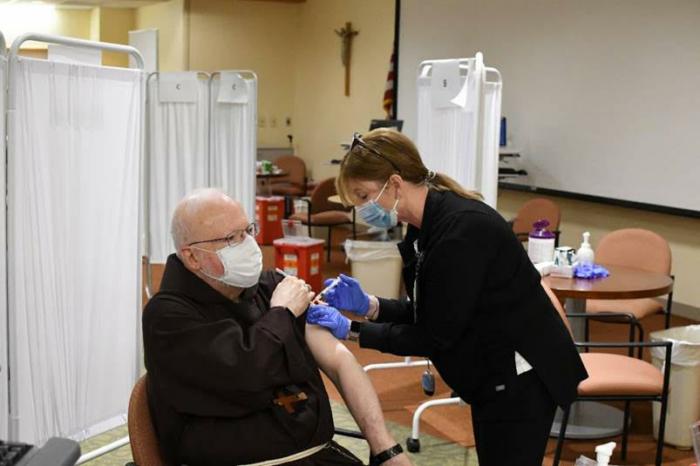 El Vaticano subraya la «responsabilidad moral» de aceptar la vacuna