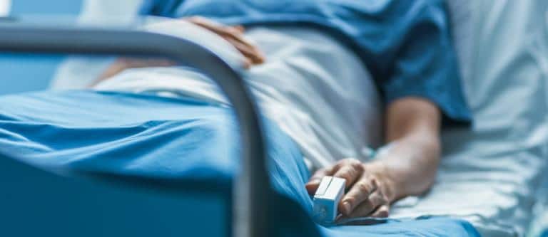 Bioeticistas alarmados por la decisión de retirar alimentos y agua a un paciente católico