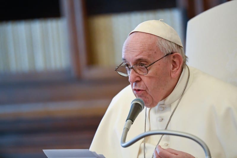 Al Papa le molestan los cristianos que recitan la Biblia como los loros