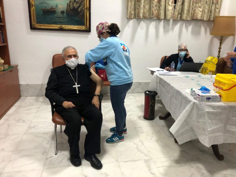 Demetrio Fernández, primer obispo español en vacunarse