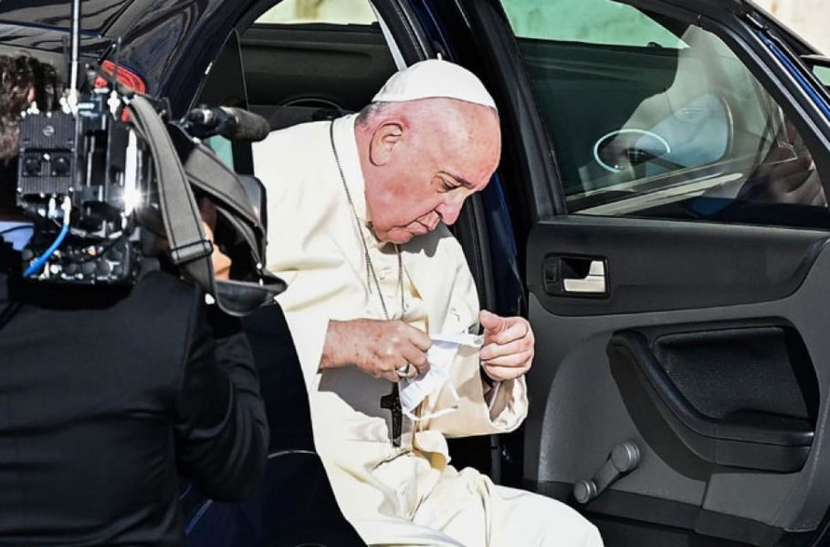 El Papa Francisco recibe la segunda dosis de la vacuna