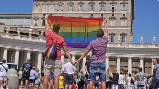 Abusos el elefante en la habitación: dos hombres con bandera arcoíris en el Vaticano visibilizan el problema ignorado por la Iglesia.