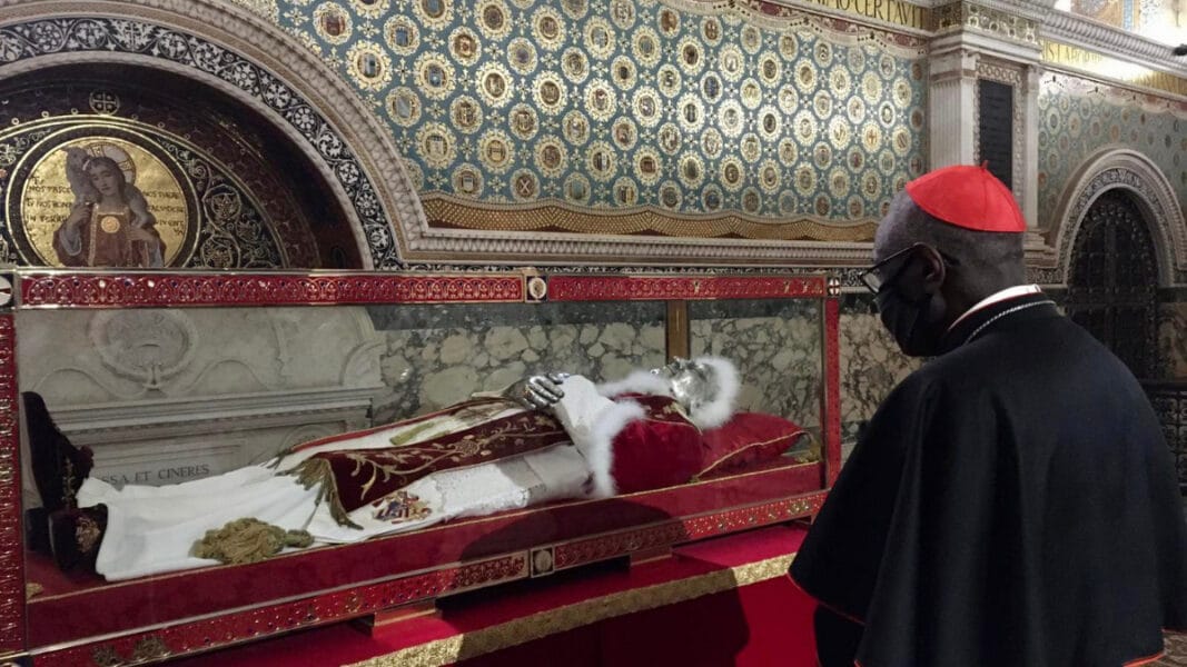 El cardenal Sarah reza ante Pío IX