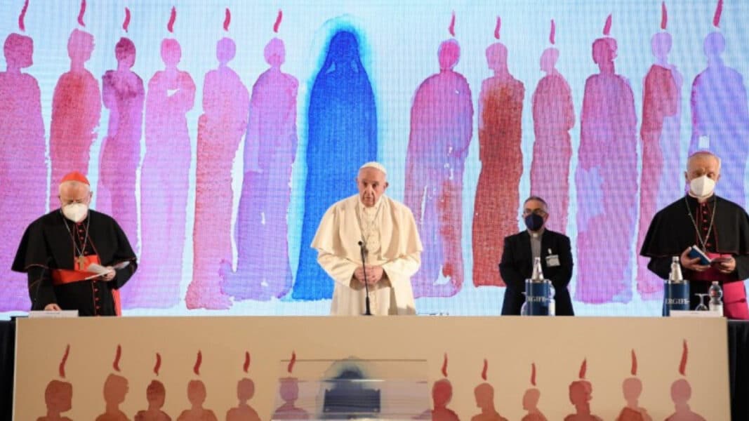 El Papa alerta del «peligro» de los seminaristas rígidos