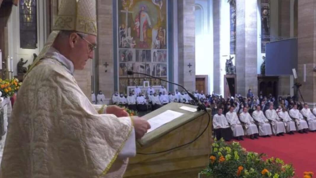 Gänswein: «Cuando se habla tanto de ser ‘progresistas’, a vosotros se os pide permanecer en Cristo»