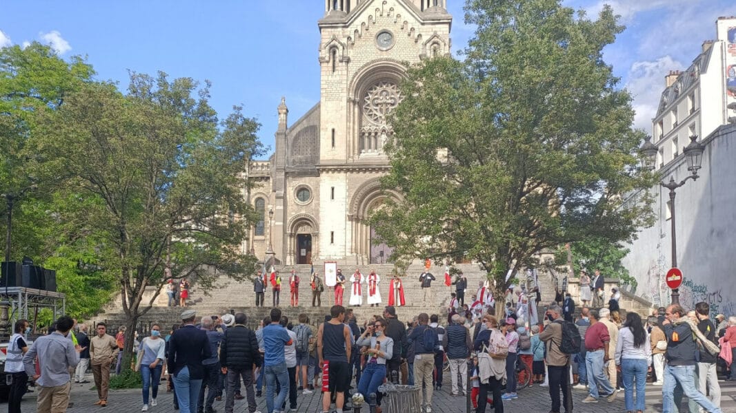 Atacan una procesión católica en París