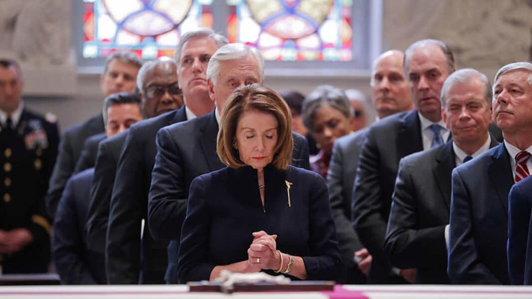 Pelosi elude la prohibición de Cordileone de no comulgar